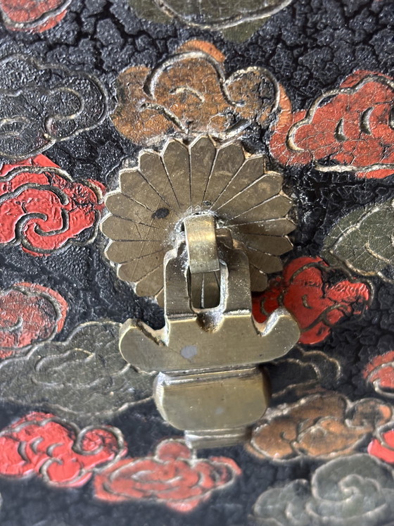 Image 1 of Antieke Chinese kast in zwart en rood gelakt hout – handbeschilderd