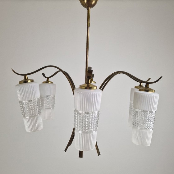Image 1 of Lampadario italiano di metà secolo in ottone con paralumi in vetro stile Murano, anni '60