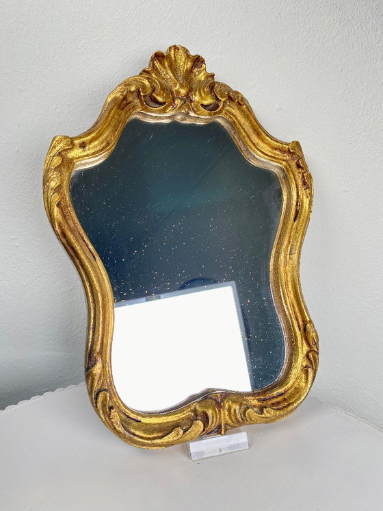 Image 1 of Kleine vintage Rococo / Regency stijl vergulde spiegel - sierlijke gouden barokke accentspiegel - kleine wand- en kaptafelspiege