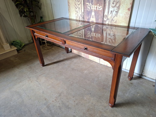 Table d'exposition classique avec 2 tiroirs, dimensions : 150 x 75 cm et 80 cm de hauteur.