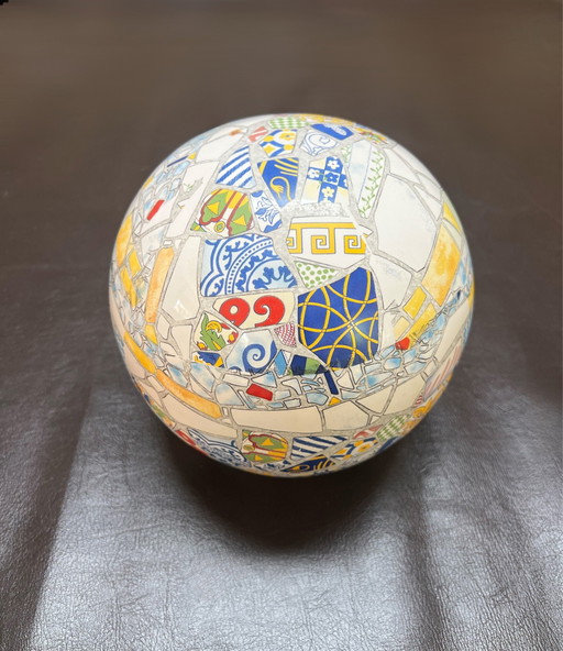 Sphère décorative en céramique ornée d'une mosaïque de style Gaudí