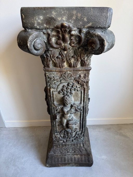 Einzigartiger französischer Sockel – Säule mit wunderschöner Patina und Verzierungen