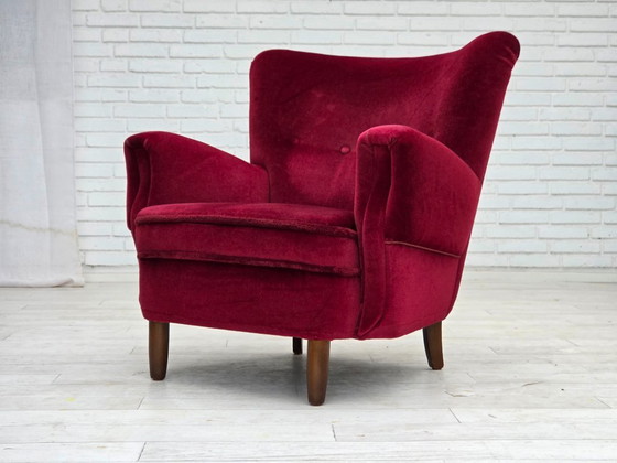 Image 1 of Fauteuil danois des années 60, velours d'ameublement rouge cerise, pieds en bois de hêtre.