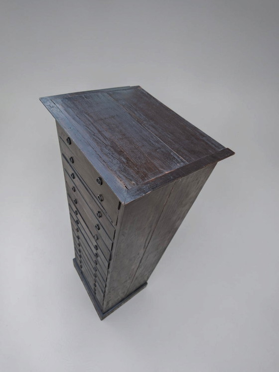 Antike Kommode, Apothekerschrank, Aktenschrank, charakteristische Altersspuren, Maße: 52x42cm und 140cm hoch. (photo 5 of 5)