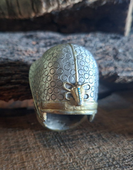 Image 1 of Oggetti da collezione: replica 3D di un'armatura medievale e 3 elmi storici in metallo in miniatura - decorazione da collezione.