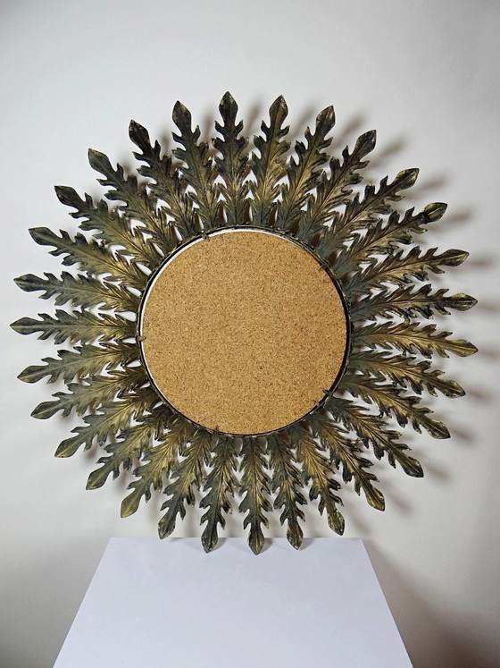Image 1 of Gran espejo mural italiano con forma de sol radiante, de metal dorado, años 60-70.