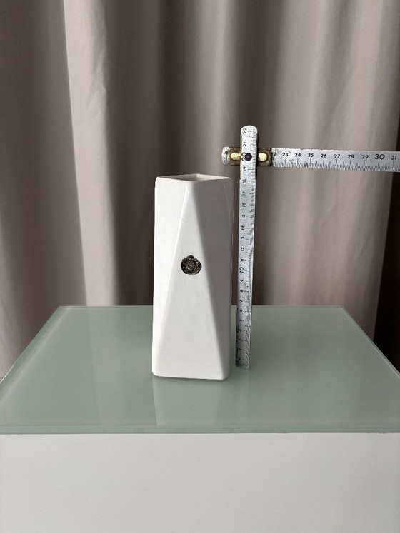 Königliche weiße Keramikvase mit geometrischem Design, Royal, Vasen, Modern (Foto 7 von 9)