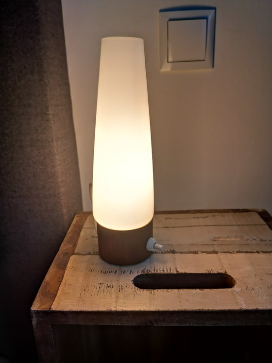 Image 1 of Tafellamp van opaalglas met Deens design uit het midden van de 20e eeuw, jaren 70.