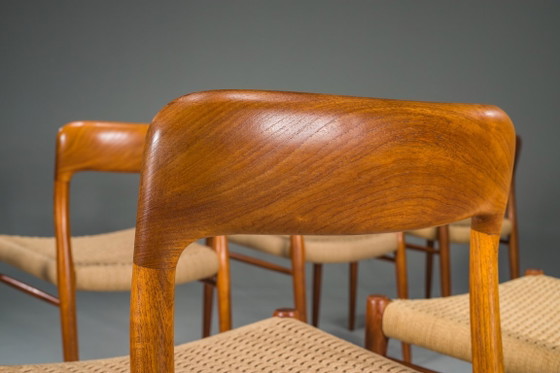 Image 1 of Chaises de salle à manger danoises en teck, modèle 75, par Niels Møller, années 1960, lot de 8