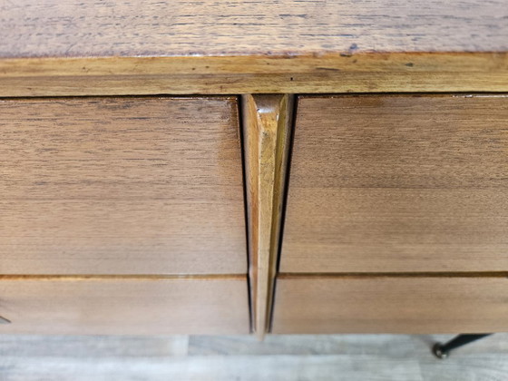 Image 1 of Notenhouten ladekast uit de jaren 60 met details van ijzer en messing.