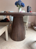 Mesa de comedor redonda de madera de nogal