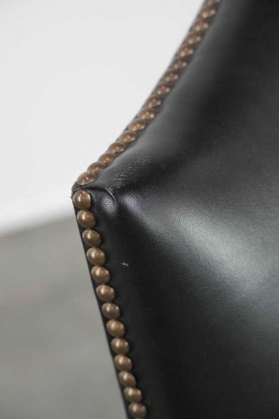 Image 1 of Zwarte rundleren en houten chesterfield bureaustoel in Engelse stijl op wieltjes