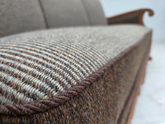 Image 1 of 1950er Jahre, dänisches 3-Sitzer-Sofa, Möbelwolle, massives geschnitztes Eichenholz.