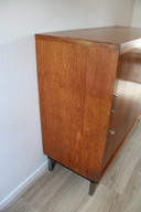 Meuble à tambour Eeka vintage – porte coulissante en teck