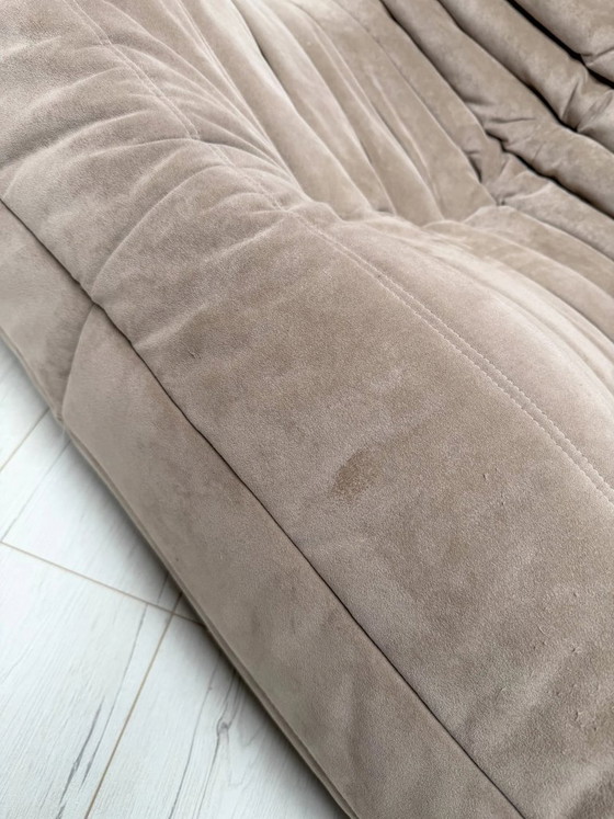 Image 1 of Originales Ligne Roset Togo 2-Sitzer-Sofa von Michel Ducaroy, taupefarbener Alcantara, 1995