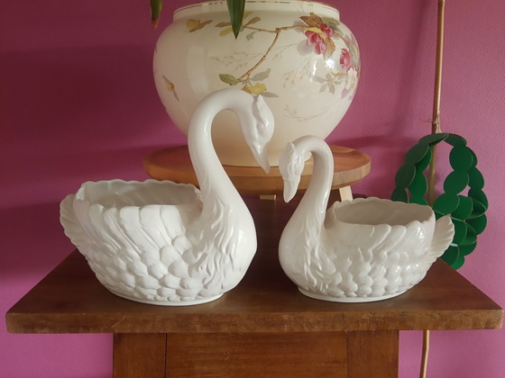 Ensemble de 2 magnifiques pots de fleurs en porcelaine blanche de style Mid-Century, en forme de cygne, de (photo 11 of 14)