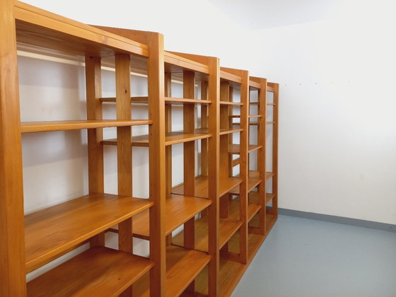 Image 1 of Grote modulaire boekenkast in 6 secties met 30 vintage grenenhouten planken uit de jaren 70 en 80.