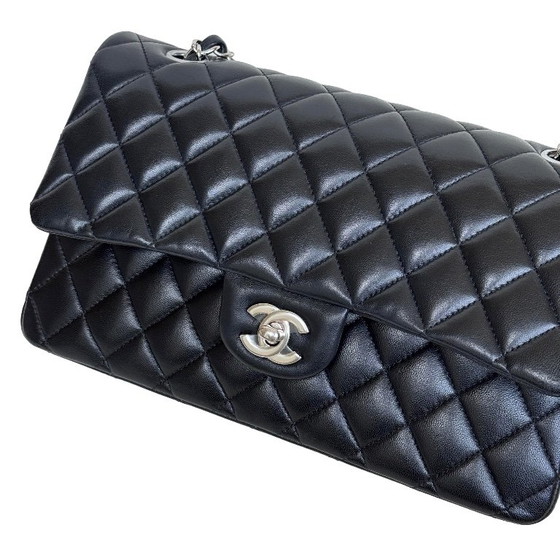 Chanel Classic Flap Medium – Crossbody bags, Lambskin (photo 14 of 16)
