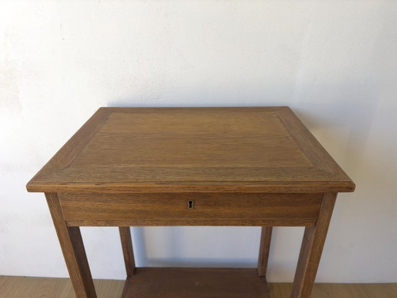 Image 1 of Oude eikenhouten bijzettafel uit de jaren 50.