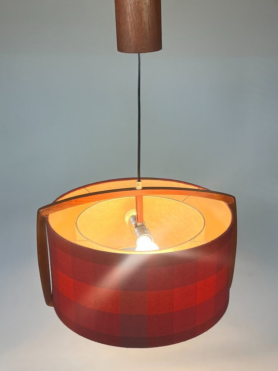 Image 1 of Lampada a sospensione vintage in teak con paralume a quadri rossi, Scandinavia anni '60