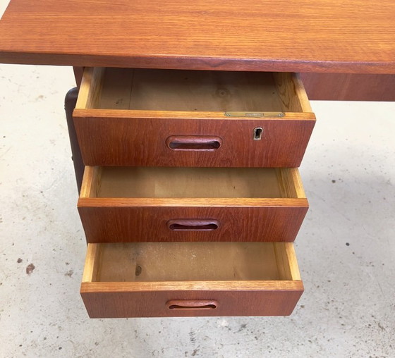 Image 1 of Dänischer Teakholz-Schreibtisch, 1960er Jahre.
