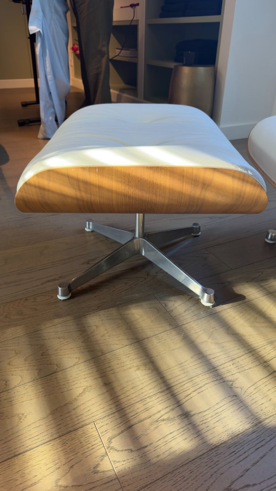 Fauteuil et repose-pieds Vitra Eames en noyer et cuir blanc – Chaises & fauteuils, Leather, Metal (photo 4 of 18)