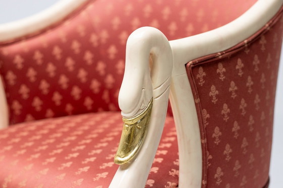 Image 1 of SILLÓN TRÜGGELMANN CON CUELLO DE CISNE — ESTRUCTURA DE MÁRMOL PINTADO Y DORADA, DAMASCO ROJO AMAPOLA