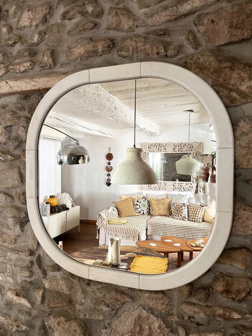 Großer Wandspiegel im Space-Age-Stil aus weiß patiniertem Holz. Frankreich, 1970er Jahre. – Glass