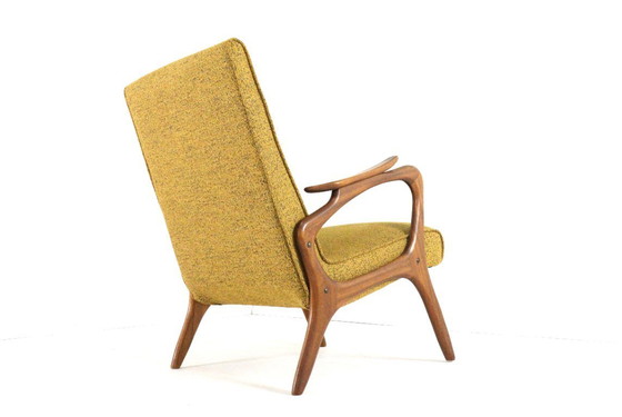 Image 1 of Fauteuil vintage jaune capitonné