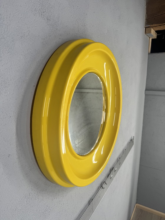 Image 1 of Ronde Gele Spiegel uit de Jaren 70 – in de stijl van Kartell space age 