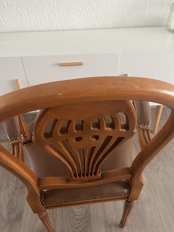 Image 1 of Fauteuil élégant à dossier en forme de bouclier de style Hepplewhite avec de magnifiques sculptures sur bois