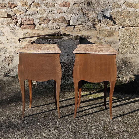 Image 1 of Set van 2 Franse vintage marqueterie nachtkastjes - Marmeren en houten nachtkastjes - Louis XV-stijl - jaren 70