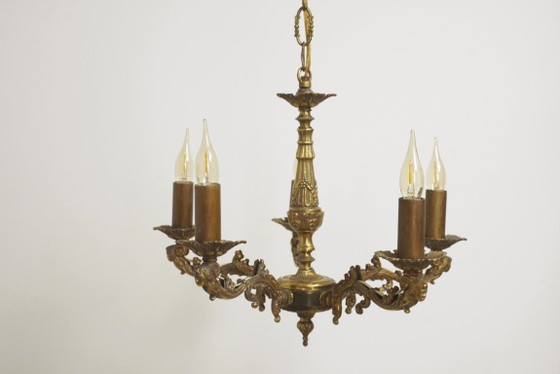 Image 1 of Vintage Franse messing kroonluchter, antieke plafondlamp in rococo-revival Louis XV-stijl met 5 armen en gezichtsmotieven.