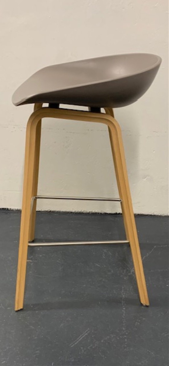 Barstool Hay – Plastic, Wood (photo 3 of 5)
