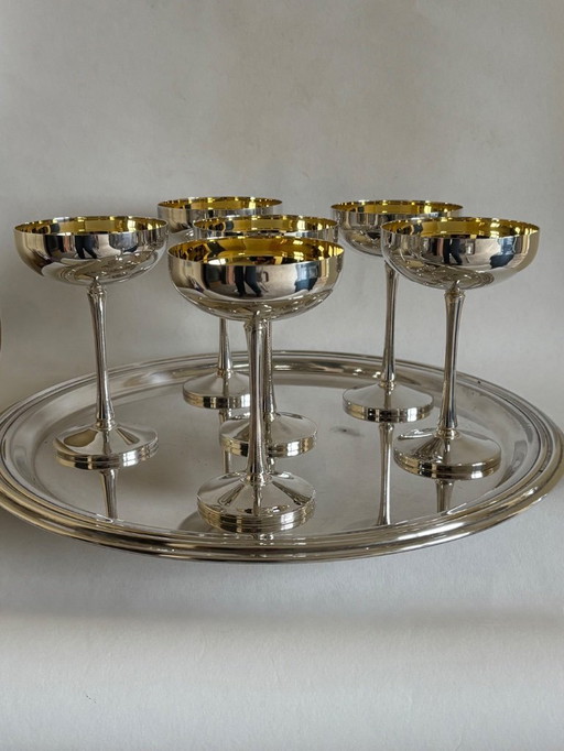 6 verres vintage en métal argenté et un plateau
