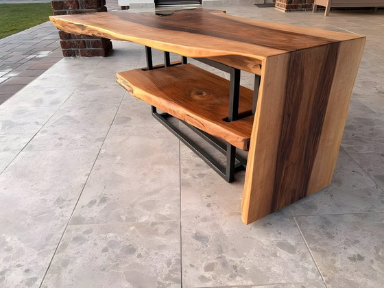 Image 1 of “FLUMEN” – Exclusive walnut coffee table with transparent epoxy resin corner inlay