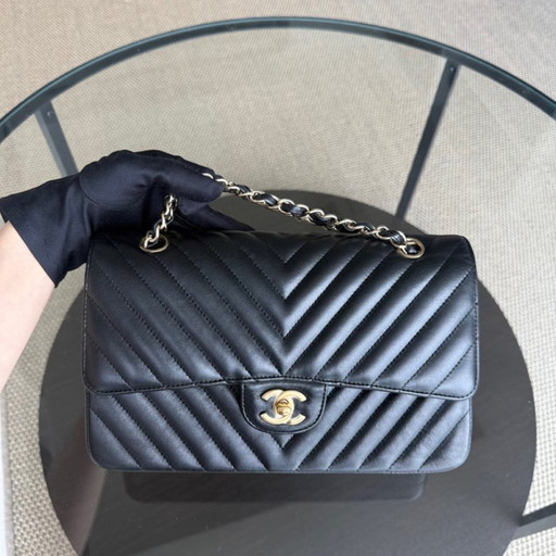 Borsa Chanel Classic Flap Medium - 25 cm in pelle di agnello con motivo chevron, nera, con finiture dorate, serie 23