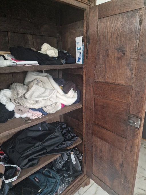 Caratteristico mobile antico in rovere a due ante con pannellatura