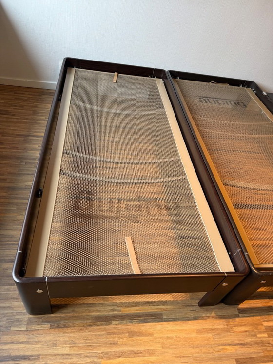 Image 1 of Deux lits simples Auping avec sommier réglable et table de chevet