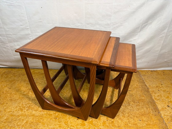 Ensemble de tables gigognes en teck style rétro vintage des années 50, signé G Plan (1960). Cet ensemble de (photo 9 of 12)