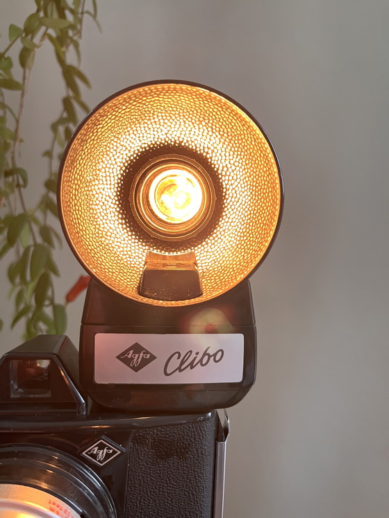 Image 1 of Lamp op retro statief met vintage Agfa camera