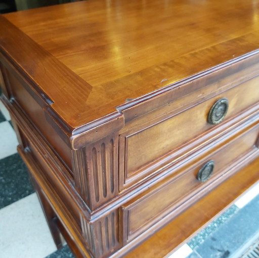 Commode de style Louis XVI à 4 tiroirs