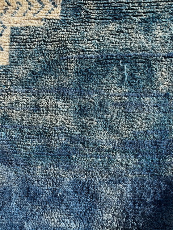 Image 1 of Handgemaakt Marokkaans Mrirt wollen tapijt 260x300 cm – Wit en blauw minimalistisch geometrisch ontwerp