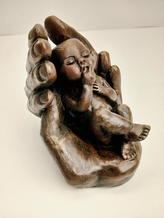 Image 1 of Beeldje Baby in Handen - Mat Wanders