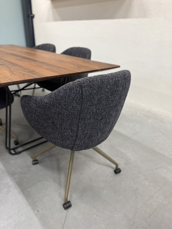 Image 1 of 4 Leolux Baani Twist Esszimmerstühle, Stoffbezug Moos