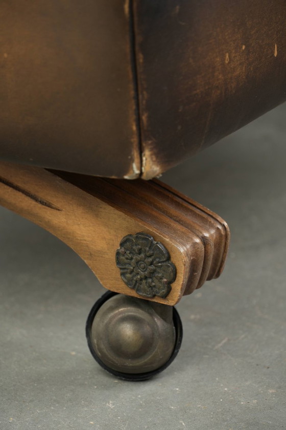 Image 1 of Exclusivo y elegante puf inglés Chesterfield de piel de vacuno con ruedas y acabado con clavos decorativos.