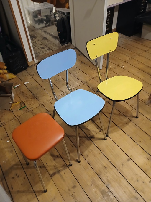 Formica 2 sillas y 1 taburete colores primarios