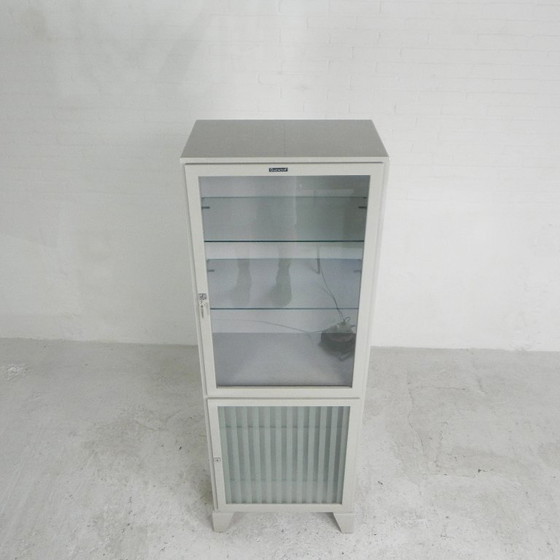 Image 1 of Armadietto medico in acciaio, Oostwoud, anni '60