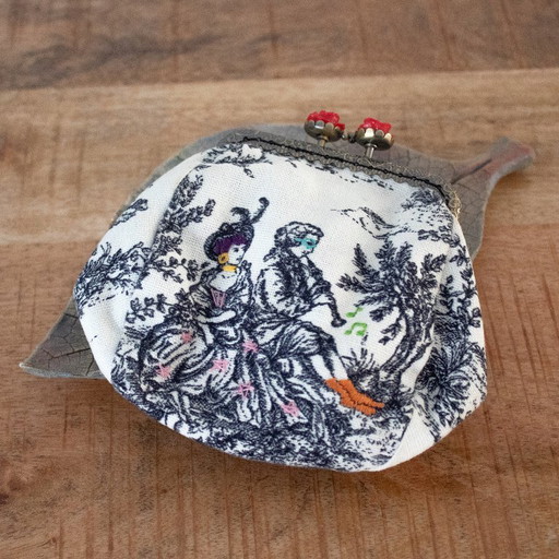 Portefeuille Toile de Jouy, trousse à maquillage à motif baroque et fermoir rose