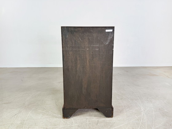 Image 1 of Cómoda estilo georgiano de mediados de siglo con incrustaciones de cuero, antigua, década de 1960